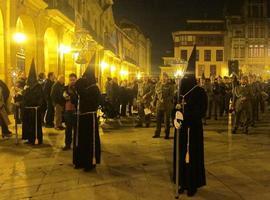 Multitudinaria procesión del Nazareno por las calles de Oviedo