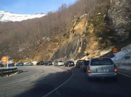 La masiva afluencia de esquiadores colapsa la carretera de Payares