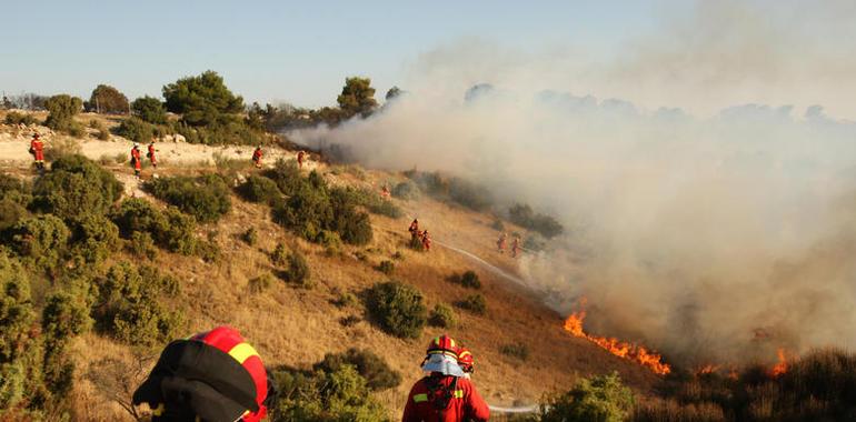 La UME realiza prácticas reales de extinción de incendios forestales en Asturias
