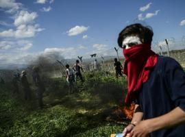 Refugiados heridos en frontera greco-macedonia por uso de gases lacrimógenos  