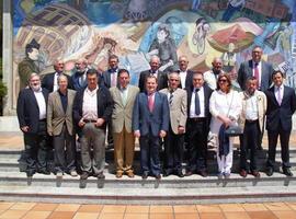 Asturias se cita en Cudillero para la entrega de la Amuravela a De la Concha y Otín