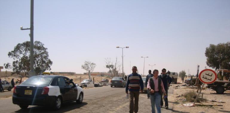 Miles de libios huyen de los combates en el oeste hacia Túnez
