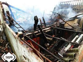 El fuego destruye un almacén en Villaverde, Villaviciosa