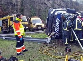 Rescatado el conductor de un camión volcado en Cangas del Narcea