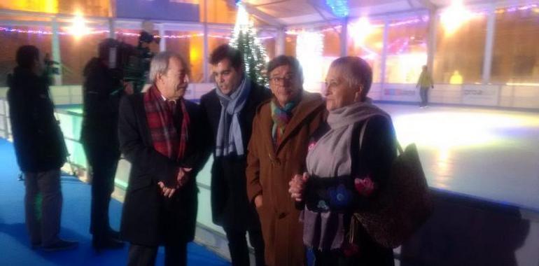 Oviedo inaugura su pista de hielo navideña en la plaza de la Catedral