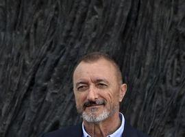 Arturo Pérez-Reverte cierra el ciclo Niemeyer expuesto y con Falcó