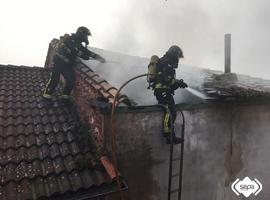 Incendio destruye una vivienda en Grado