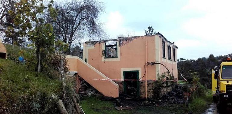El fuego destruye una vivienda en Tineo