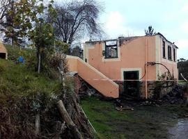 El fuego destruye una vivienda en Tineo