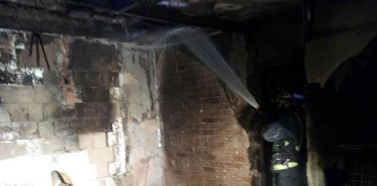 Incendio destruye un edificio en calle Bánces Candamo de Avilés