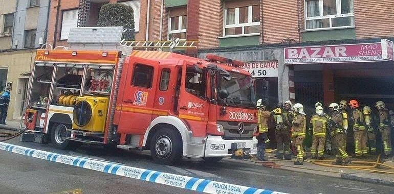 Bomberos de Oviedo sofocan en dos horas alarmante incendio en Pumarín
