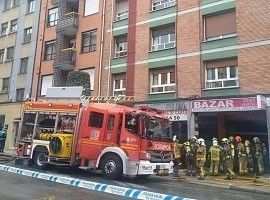 Bomberos de Oviedo sofocan en dos horas alarmante incendio en Pumarín