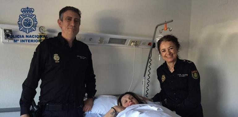 Dos policías nacionales de Avilés acuden a un accidente y acaban atendiendo un parto