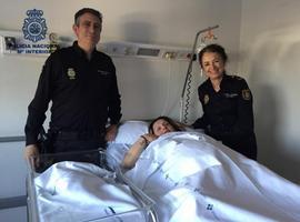 Dos policías nacionales de Avilés acuden a un accidente y acaban atendiendo un parto