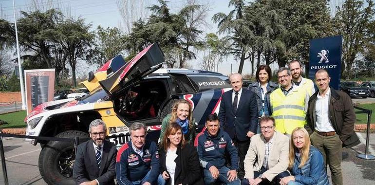 Carlos Sainz y el Peugeot 3008 DKR, con los equipos de PSA 