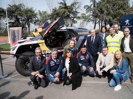 Carlos Sainz y el Peugeot 3008 DKR, con los equipos de PSA 