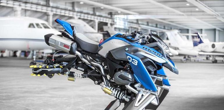 BMW Motorrad y LEGO® alumbran la primera moto voladora.