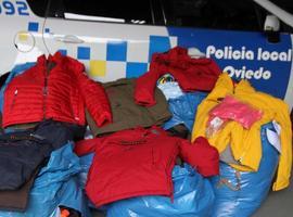Descubren más de 300 prendas de ropa falsificada en la furgoneta que arrastró la grúa municipal