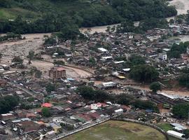 Ejército colombiano socorre a daminificados por avalancha