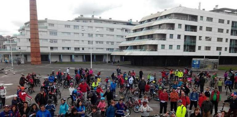Gijón: La I Bicicletada Medioambiental congrega a 300 participantes