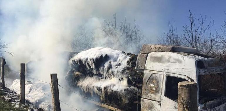 Incendio destruye un camión de forraje en Ayones