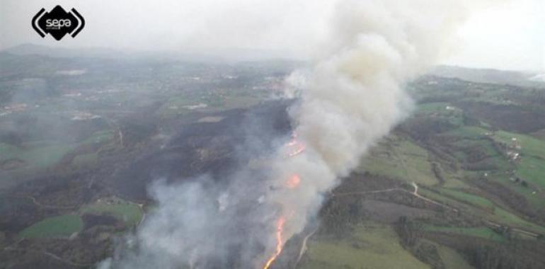 Asturias arranca la semana con 28 incendios forestales en 21 concejos