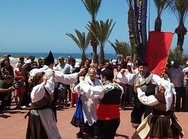 Gaiteros marroquíes reciben a los asturianos de La Sidrina en Agadir