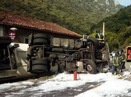 Controlado el vertido de combustibles tras el trágico accidente en Niserias