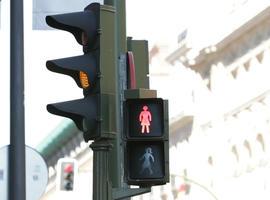 Los semáforos de Madrid lucen inclusivos, igualitarios y paritarios