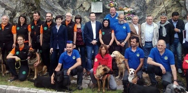 La Unidad Canina de Rescate honra a los caídos en el Lago Enol