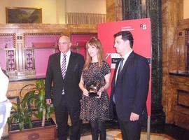 Marta Reynal Querol recibió el premio Fundación Herrero de manos de José Oliú