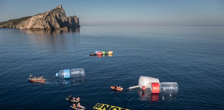 Objetos plásticos gigantes emergen del agua en el Mediterráneo 