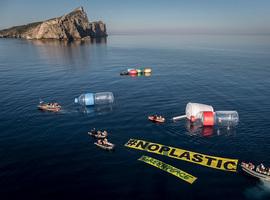 Objetos plásticos gigantes emergen del agua en el Mediterráneo 