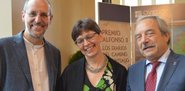 La peregrina italiana Marcella Giunta recibe el Premio Alfonso II por su diario del Camino de Santiago