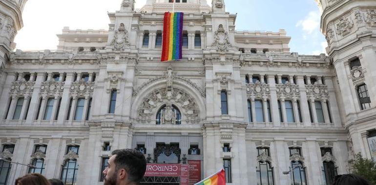 El Ayuntamiento de Madrid luce su bandera LGTBI de artesanía ciudadana
