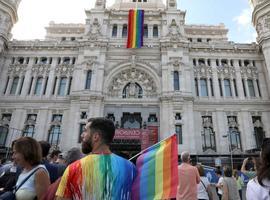 El Ayuntamiento de Madrid luce su bandera LGTBI de artesanía ciudadana
