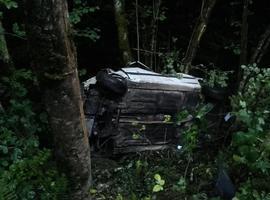 Dos heridos al caer su vehículo 80 metros en Cabrales