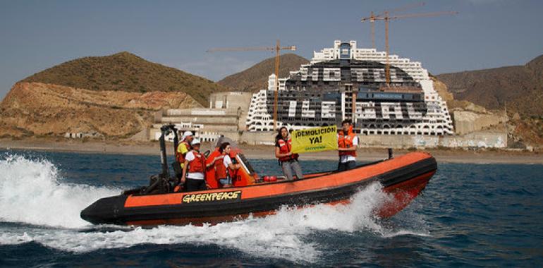 Greenpeace vuelve al hotel de El Algarrobico para pedir a Susana Díaz su demolición inmediata