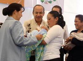Calderón anuncia la cobertura universal de la salud en México