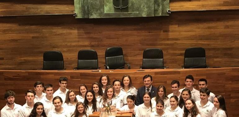 Jóvenes mexicanos participantes en el programa ‘Así es Asturias’ visitan el Parlamento asturiano