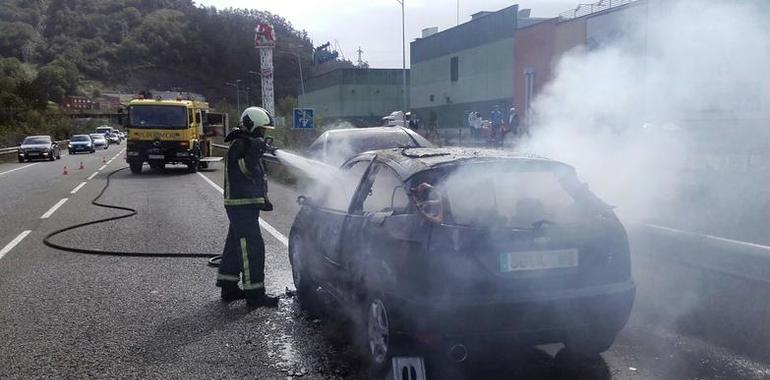 Extinguido el incendio de un vehículo que circulaba por la AS-117 en El Entrego