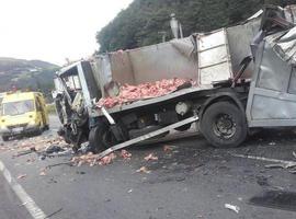 Dos heridos en el choque de dos camiones en Salas
