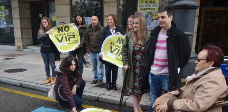 Oviedo se moviliza para concienciar sobre los aparcamientos de movilidad reducida