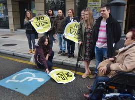 Oviedo se moviliza para concienciar sobre los aparcamientos de movilidad reducida