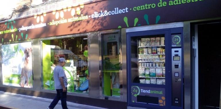 Tienda Animal introduce el vending 24 horas para mascotas con asturiana Olevending