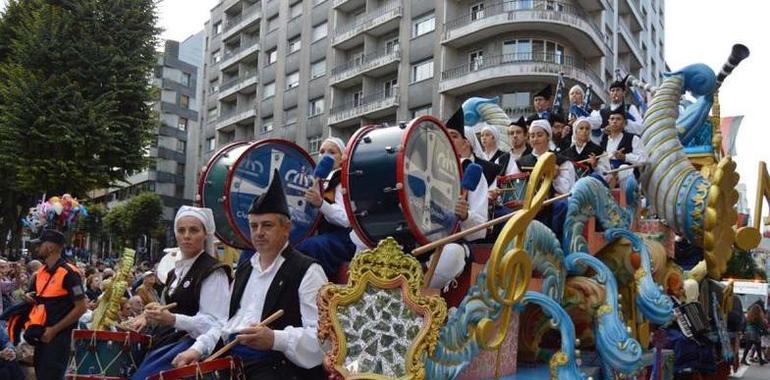 Multitudinario desfile del Día de Amérca en Asturias con homenaje solidario