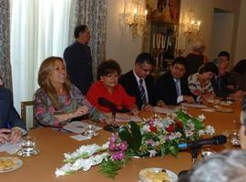La canciller se reúne con los embajadores ibeoamericanos en Madrid y el asturiano Enrique Iglesias