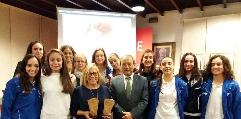 El Real Oviedo Femenino recibe el Premio Purificación Tomás