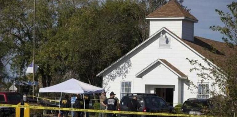 Al menos 25 muertos tras el tiroteo en una iglesia de Texas