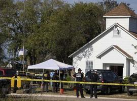 Al menos 25 muertos tras el tiroteo en una iglesia de Texas